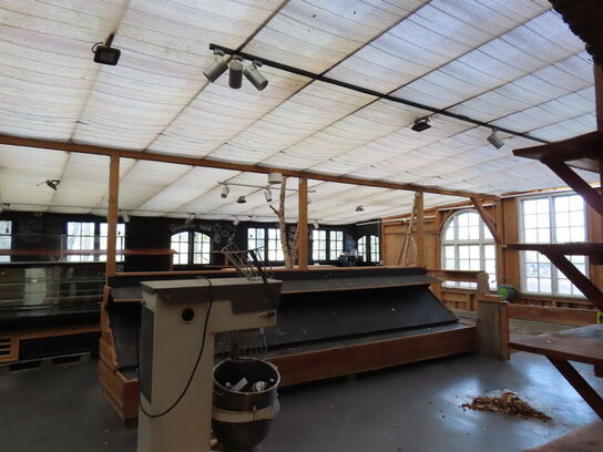 Træbygning opført i planker, til nedbrydning inkl. Vinduer