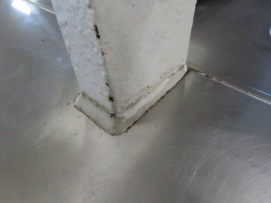 Rustfri stålbord (kun forreste del uden vasken) Bemærk udstæring i bordplade for søjle