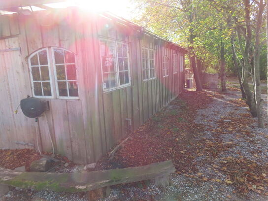 Træbygning opført i planker, til nedbrydning inkl. Vinduer