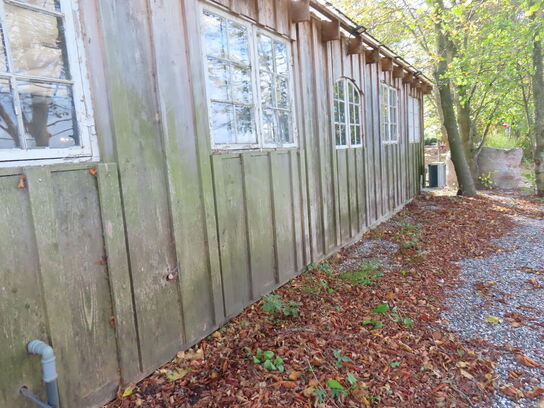 Træbygning opført i planker, til nedbrydning inkl. Vinduer