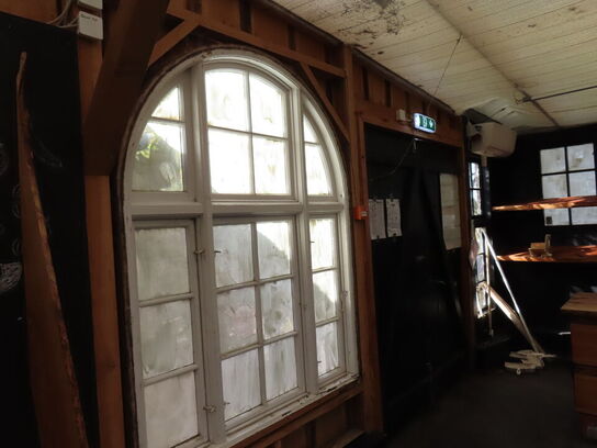 Træbygning opført i planker, til nedbrydning inkl. Vinduer