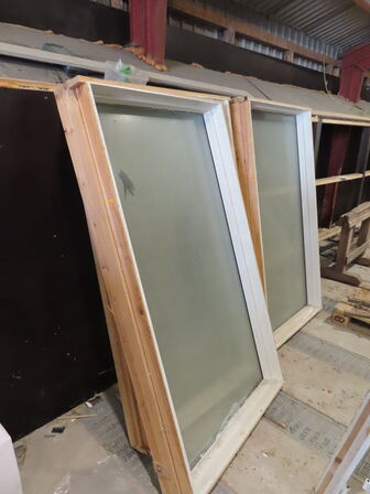 3 stk. Vinduer/ruder (den ene rude er i stykker)