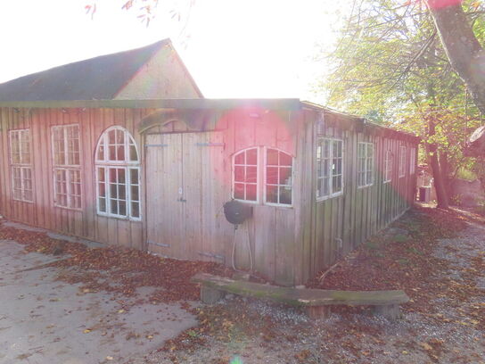 Træbygning opført i planker, til nedbrydning inkl. Vinduer