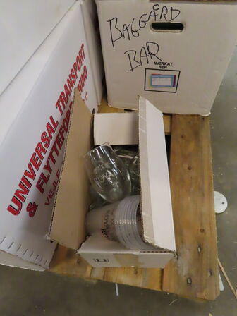 Glas, service, bøjler, sterinlys m.m.