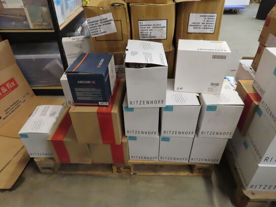 Glas, service, bøjler, sterinlys m.m.