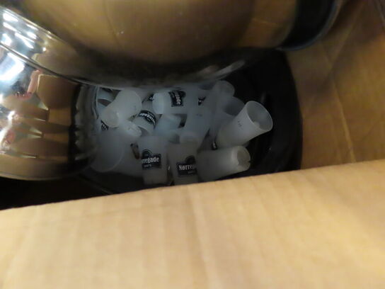 Glas, service, bøjler, sterinlys m.m.