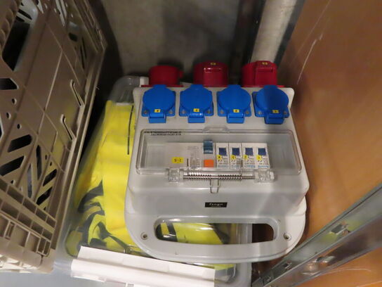 2 stk. reoler med indhold