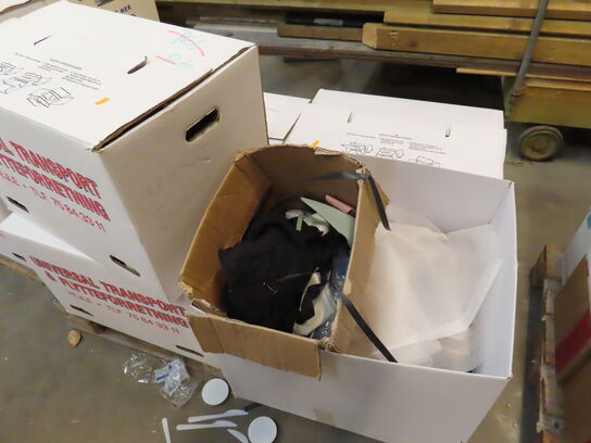 Glas, service, bøjler, sterinlys m.m.