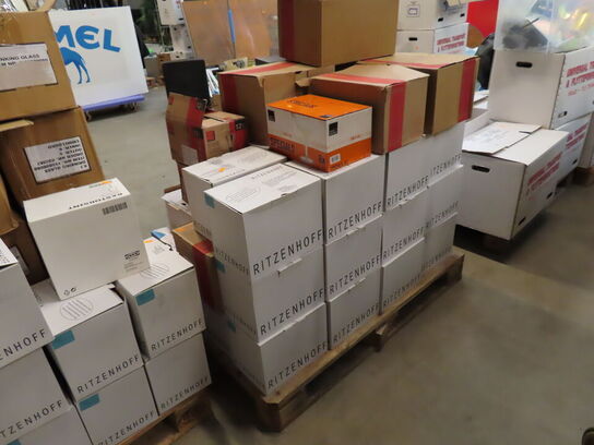 Glas, service, bøjler, sterinlys m.m.