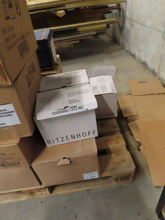 Glas, service, bøjler, sterinlys m.m.