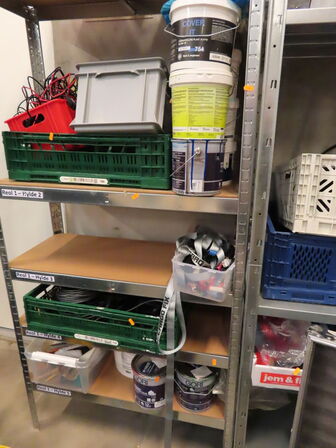 2 stk. reoler med indhold