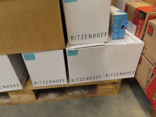 Glas, service, bøjler, sterinlys m.m.