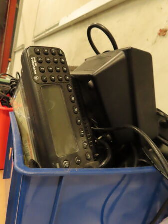 2 stk. reoler med indhold