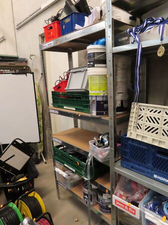 2 stk. reoler med indhold