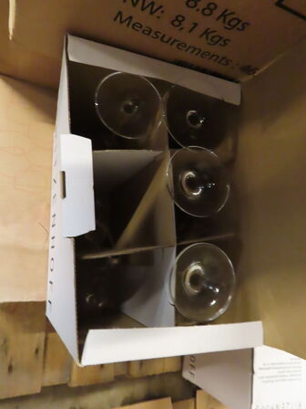 Glas, service, bøjler, sterinlys m.m.