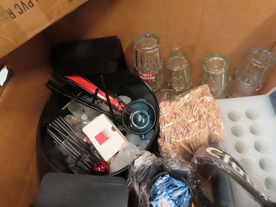 Glas, service, bøjler, sterinlys m.m.