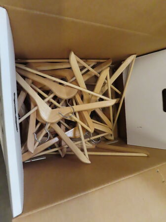 Glas, service, bøjler, sterinlys m.m.