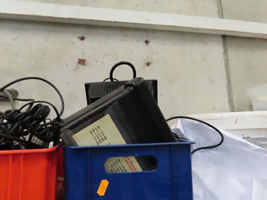 2 stk. reoler med indhold