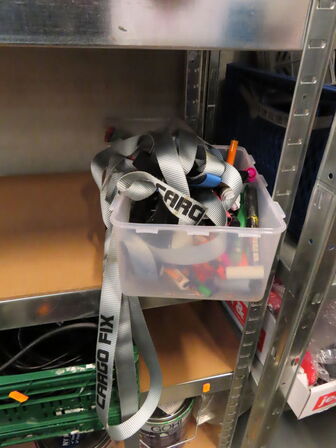 2 stk. reoler med indhold