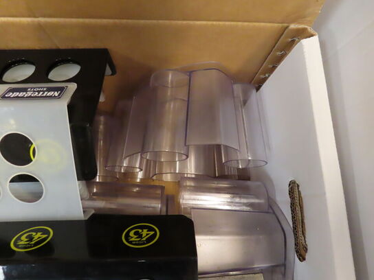 Glas, service, bøjler, sterinlys m.m.