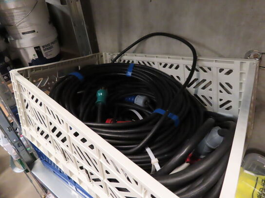 2 stk. reoler med indhold