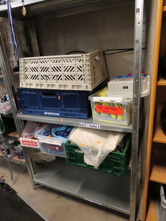 2 stk. reoler med indhold