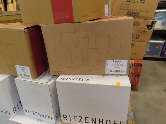 Glas, service, bøjler, sterinlys m.m.