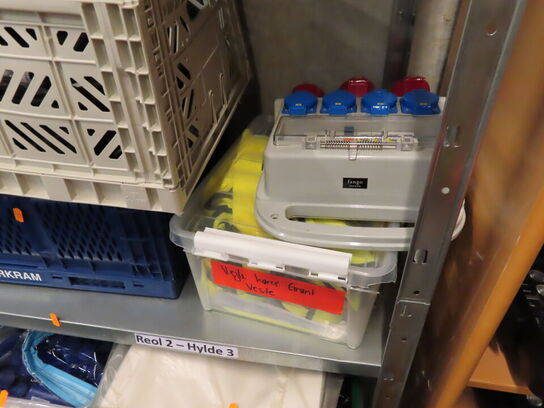 2 stk. reoler med indhold