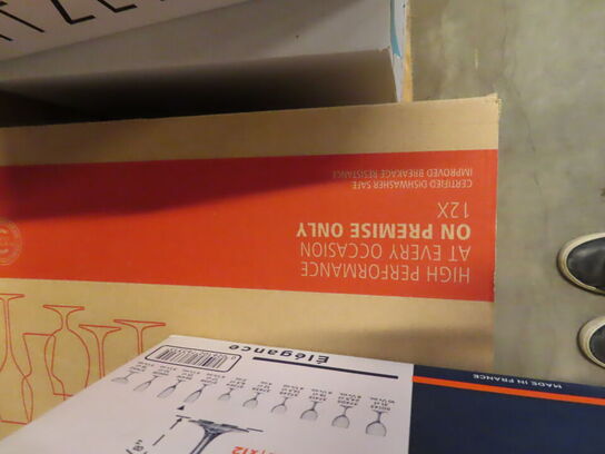 Glas, service, bøjler, sterinlys m.m.