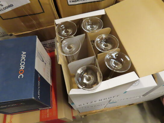 Glas, service, bøjler, sterinlys m.m.