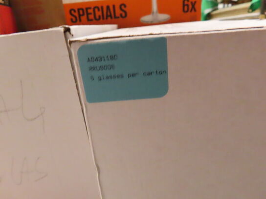 Glas, service, bøjler, sterinlys m.m.