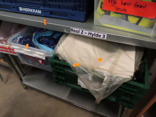 2 stk. reoler med indhold