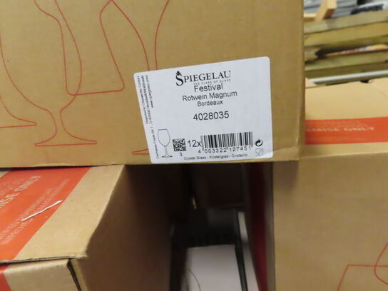 Glas, service, bøjler, sterinlys m.m.