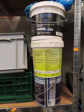 2 stk. reoler med indhold