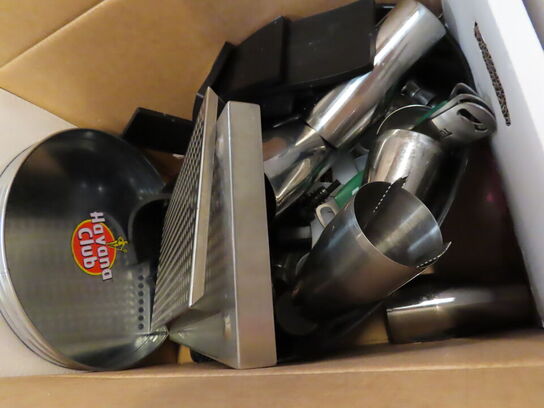 Glas, service, bøjler, sterinlys m.m.