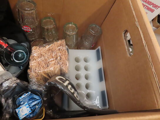 Glas, service, bøjler, sterinlys m.m.