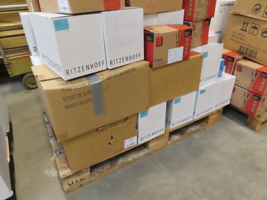 Glas, service, bøjler, sterinlys m.m.