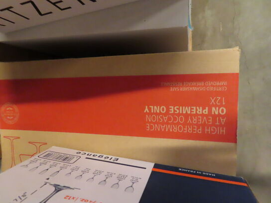 Glas, service, bøjler, sterinlys m.m.