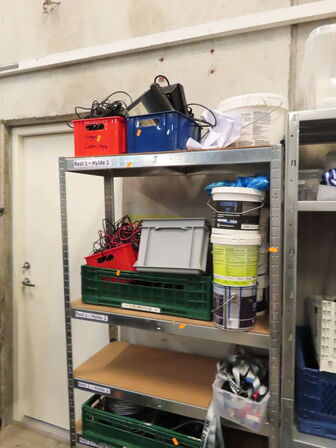 2 stk. reoler med indhold