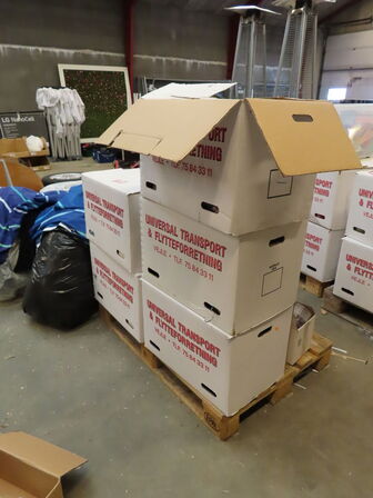 Glas, service, bøjler, sterinlys m.m.