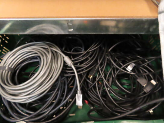 2 stk. reoler med indhold