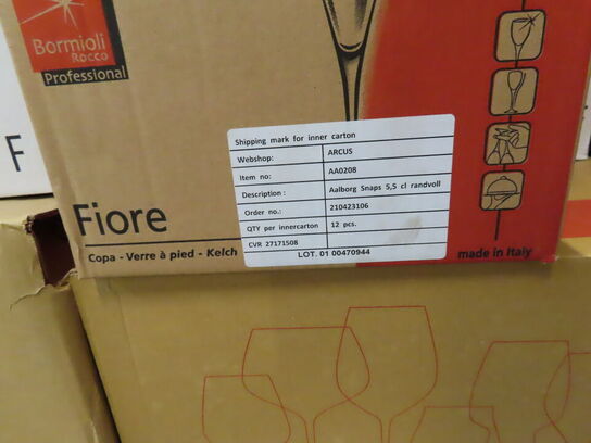 Glas, service, bøjler, sterinlys m.m.