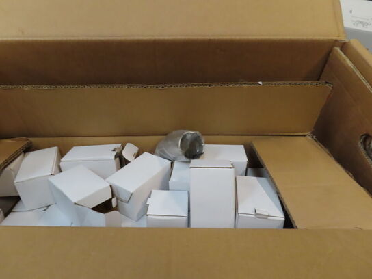 Glas, service, bøjler, sterinlys m.m.