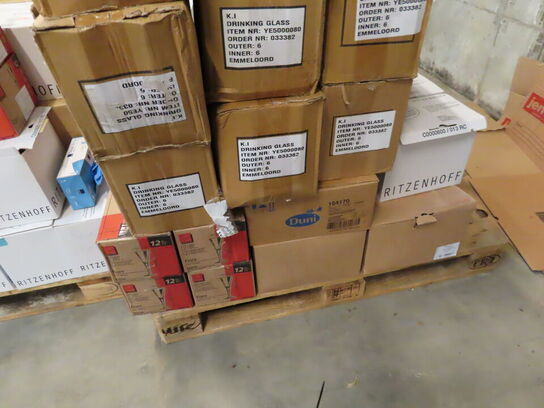 Glas, service, bøjler, sterinlys m.m.