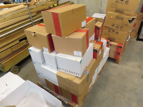 Glas, service, bøjler, sterinlys m.m.