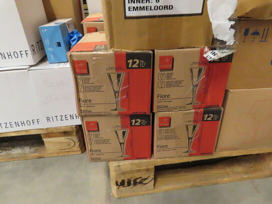 Glas, service, bøjler, sterinlys m.m.