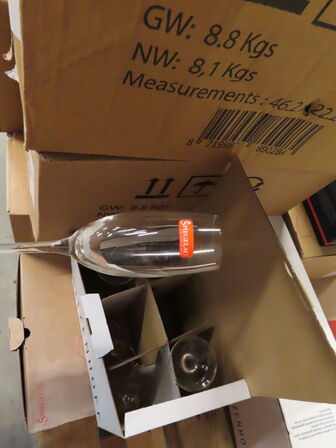 Glas, service, bøjler, sterinlys m.m.