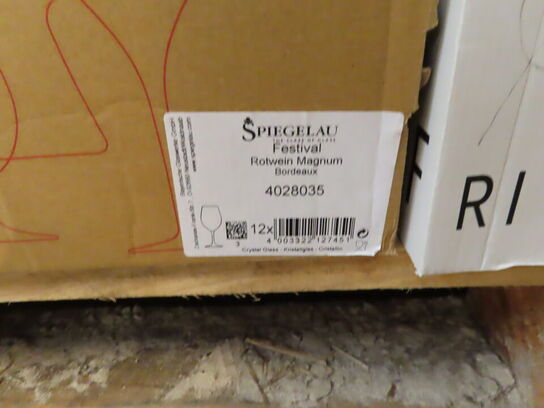 Glas, service, bøjler, sterinlys m.m.