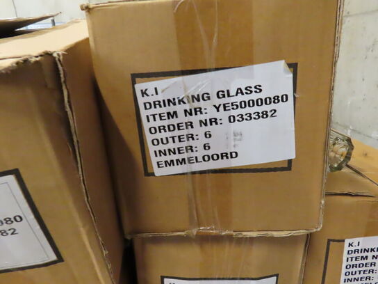 Glas, service, bøjler, sterinlys m.m.