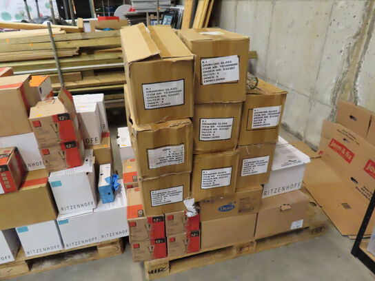 Glas, service, bøjler, sterinlys m.m.